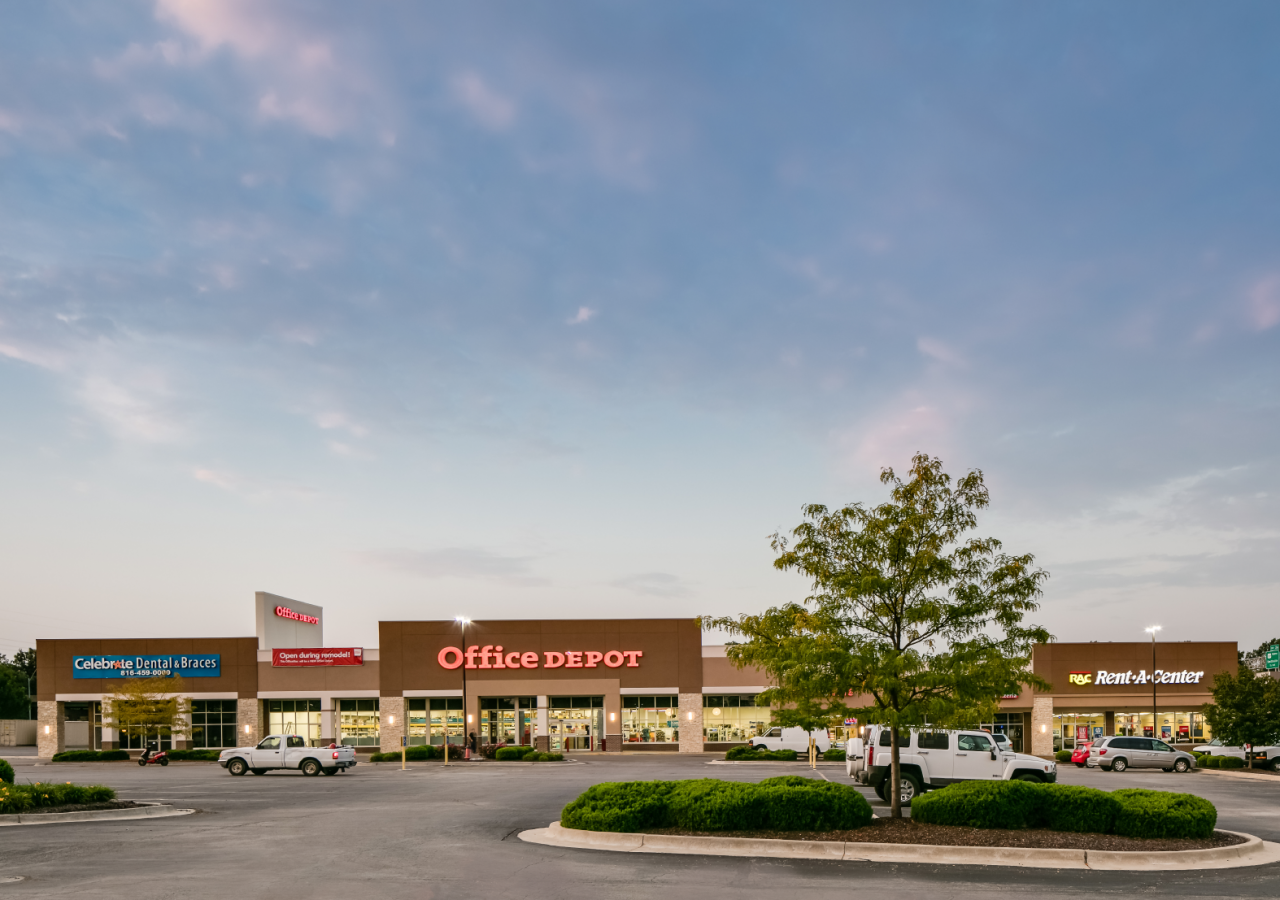 Parking Lot and Storefronts at Vivion & N. Oak Retail Shopping Center Built by ARCO Construction in Kansas City
