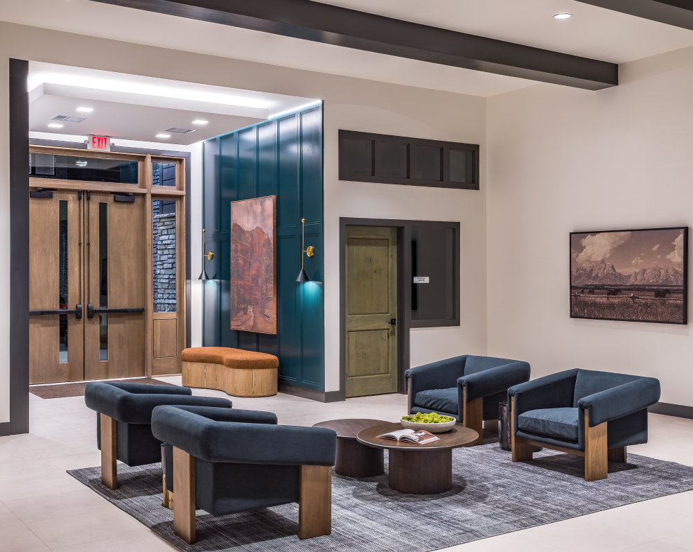 sitting area of the reserves at eagle point in aurora colorado