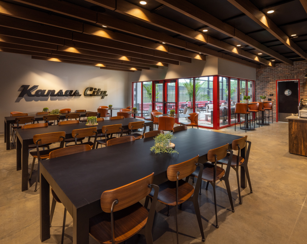 arco-national-construction-company-morton-ampitheater-riverside-missouri-gallery-19 interior view of a restaurant in the kansas city morton amphitheater by live nation
